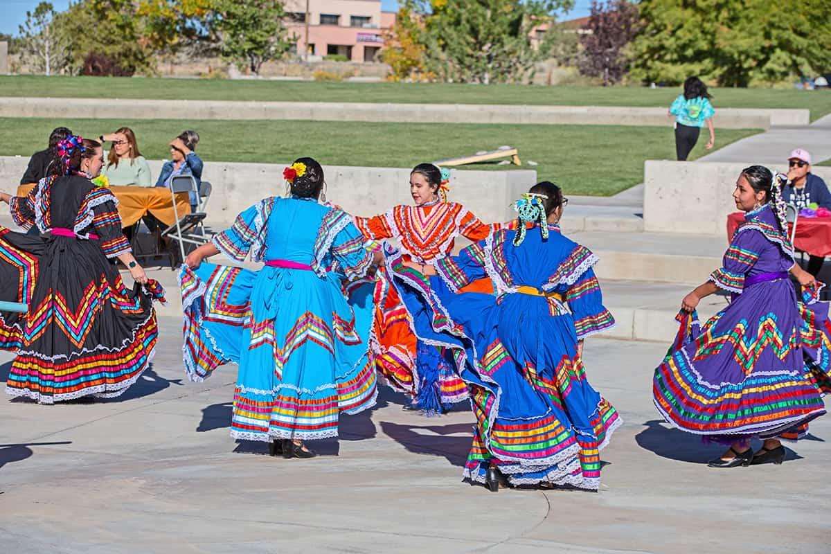 在火博体育学习公地广场举行的日落派对上，舞者们表演传统的墨西哥民间舞蹈.