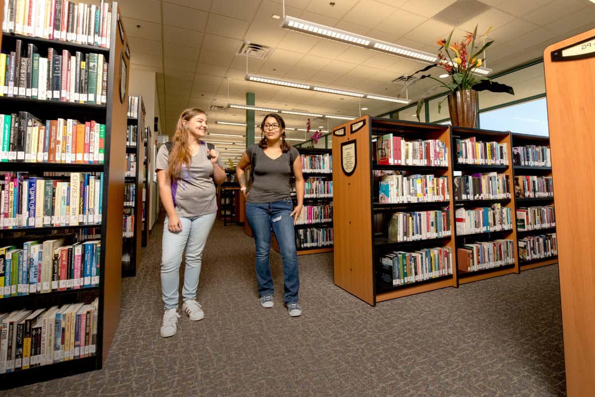 找不到所需资料的学生可以申请馆际互借，馆际互借的工作人员可以帮助你找到其他图书馆的资料.
